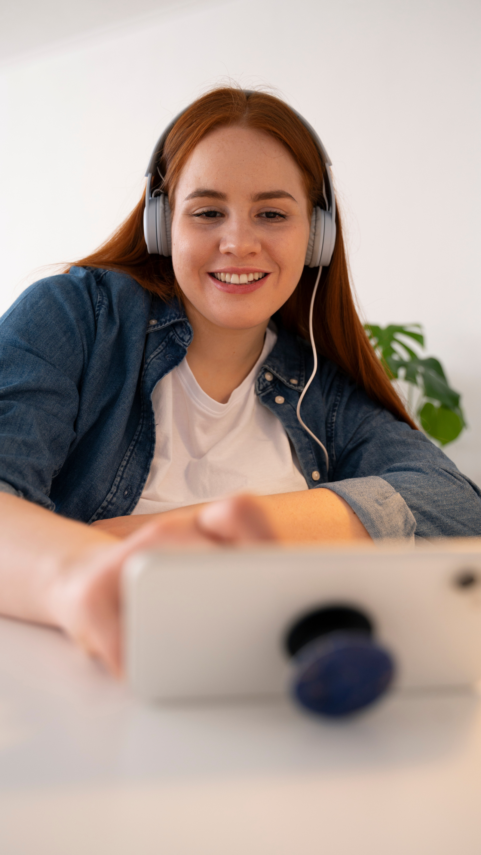 Estudante em atendimento remoto por videochamada