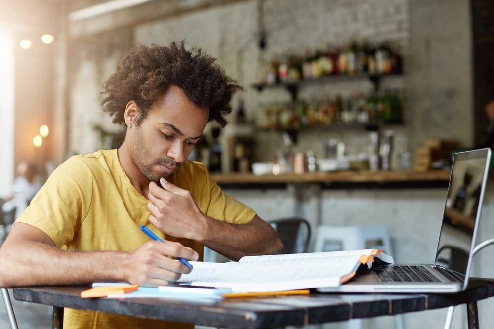 Estudante fazendo anotações durante grupo de estudo